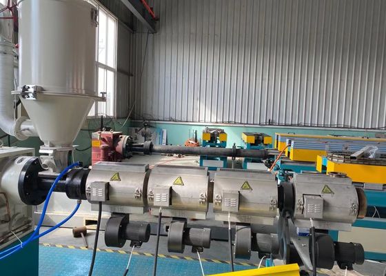 De Golfpijp die van PE/PP/PA 1652mm Plastiek Machineextruder maken